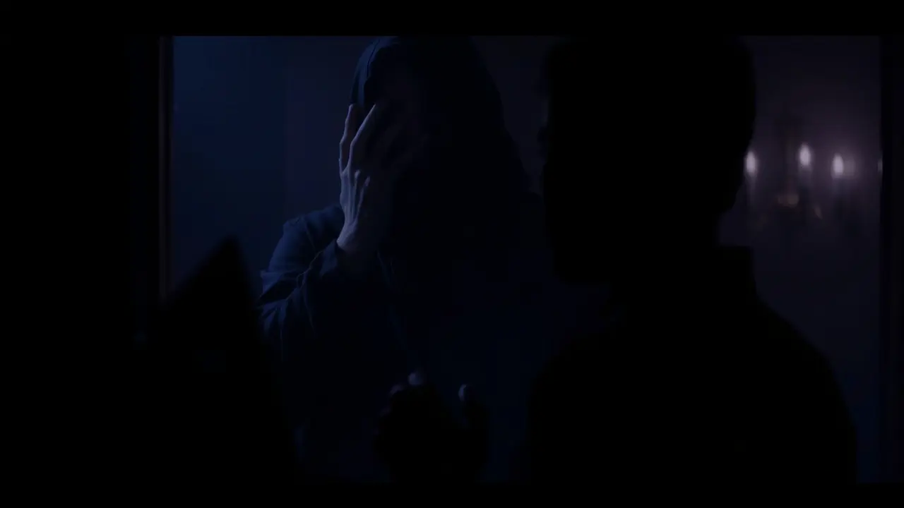 Ilustração de alguém cochichando no ouvido de outra pessoa.