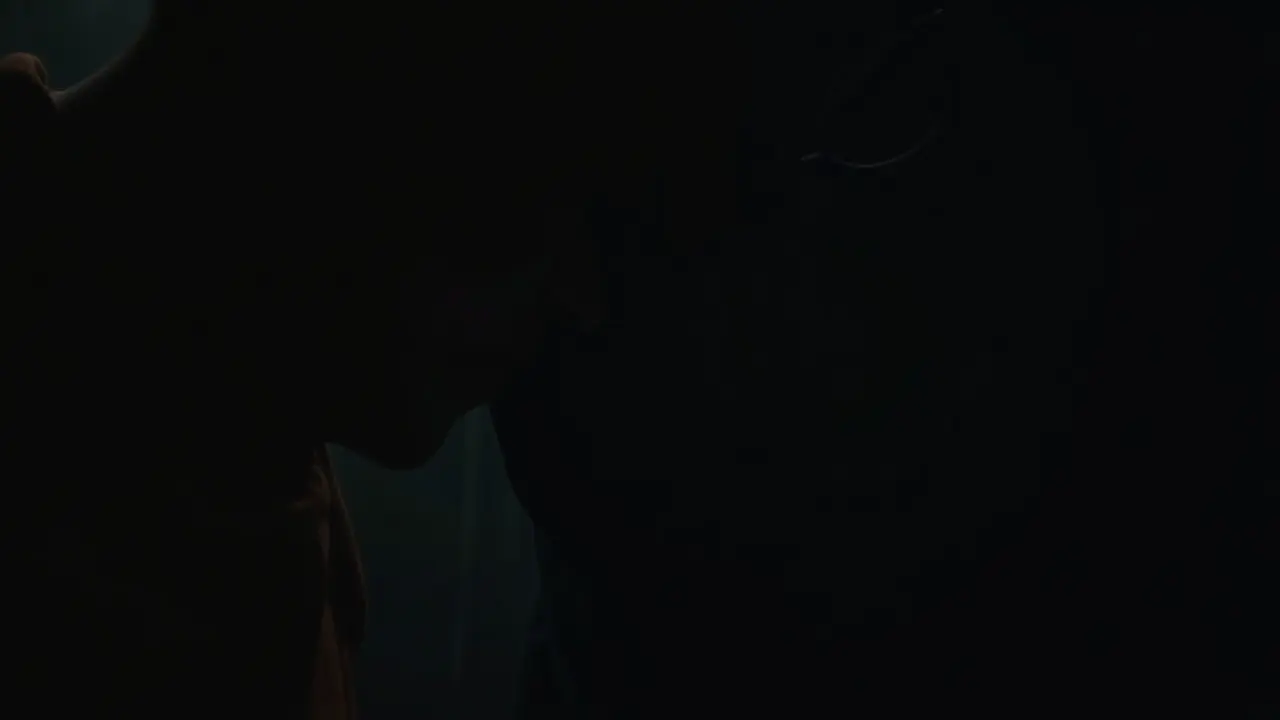 Sonhar com Embuste: Descubra o Significado e Como Interpretar Figura sombria sussurrando segredos, representando engano