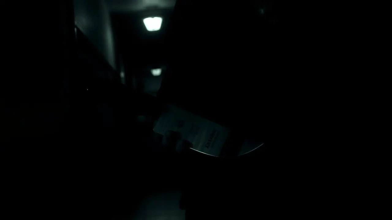 Ilustração de uma faca em um beco escuro, representando o sonho de esfaquear.