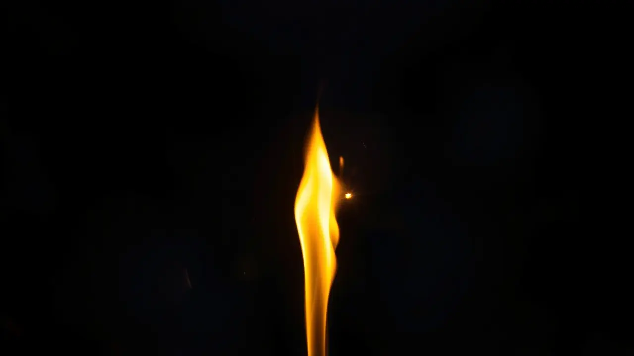 Faísca brilhante em fundo escuro