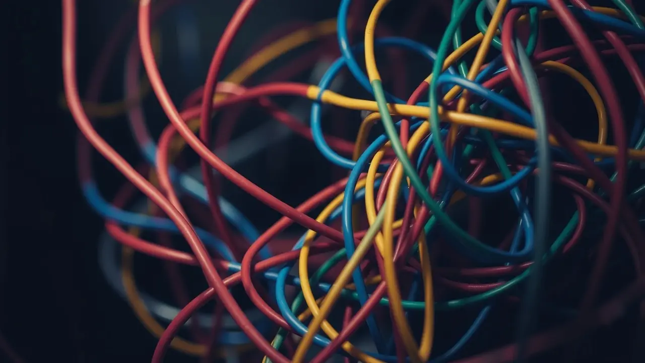 Sonhar com Fiação: Descubra os Significados Ocultos Fiação emaranhada colorida