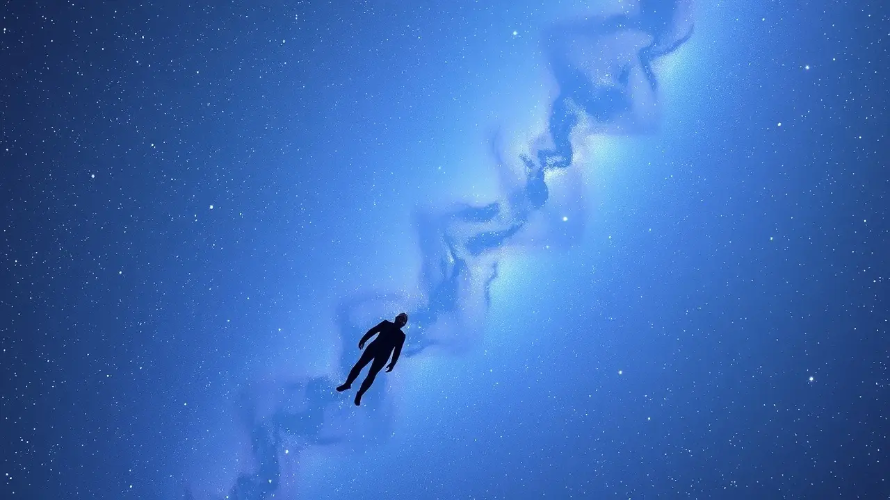 Sonhar com Flutuação: Descubra os Significados e Interpretações Pessoa flutuando entre as estrelas.