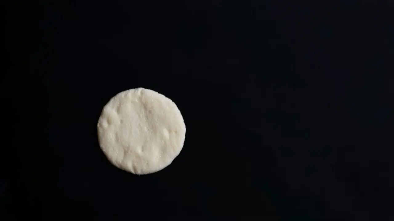 Hóstia de comunhão isolada e iluminada.