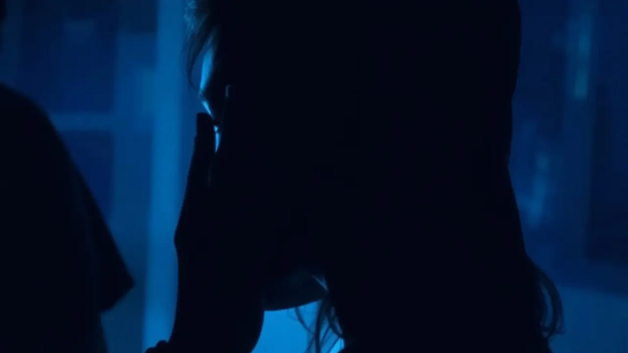 Sonhar com Sussurro: Descubra os Significados Ocultos Ilustração de alguém ouvindo um sussurro