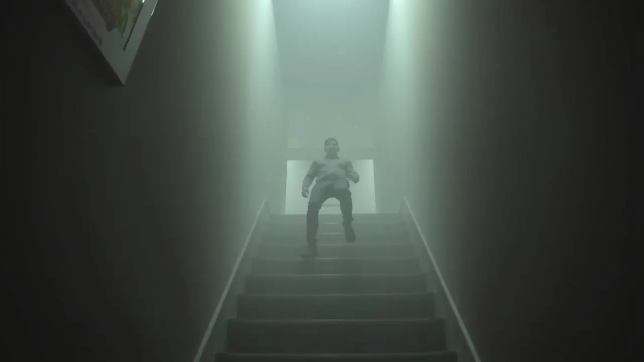 Sonhar com Tombo: Descubra os Significados e Interpretações! Pessoa caindo da escada em sonho