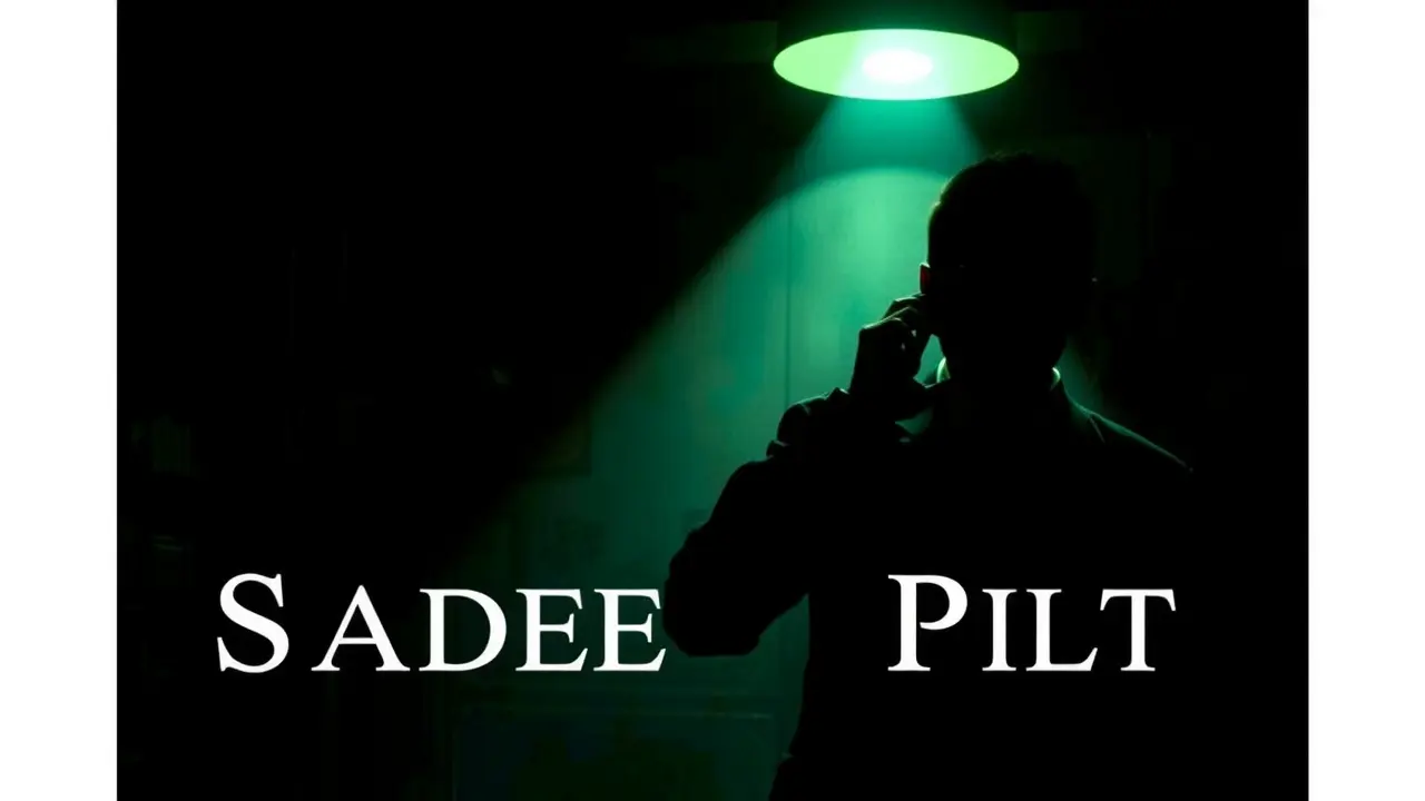 Sonhar com Tramoia: Desvendando os Significados Ocultos Pessoa cochichando segredo ao ouvido de outra pessoa